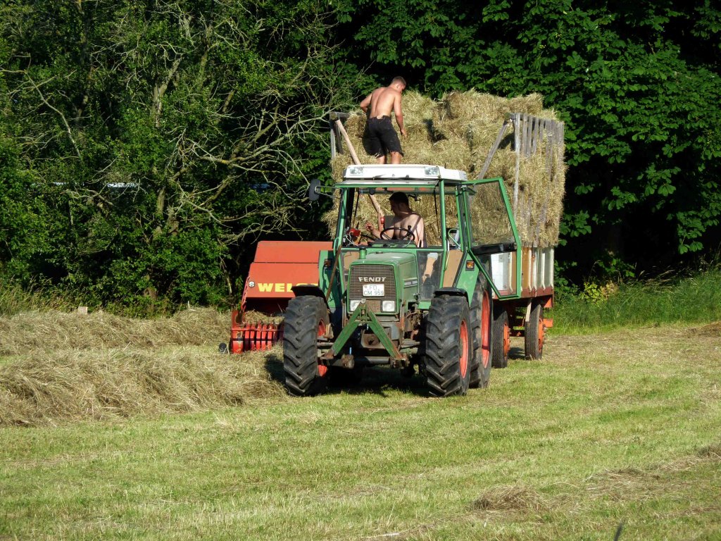 Fendt mit angehngter Welger-Ballenpresse und Ballenwagen auf einer Wiese in der Gemarkung von Fulda-Bernhards, Juli 2013