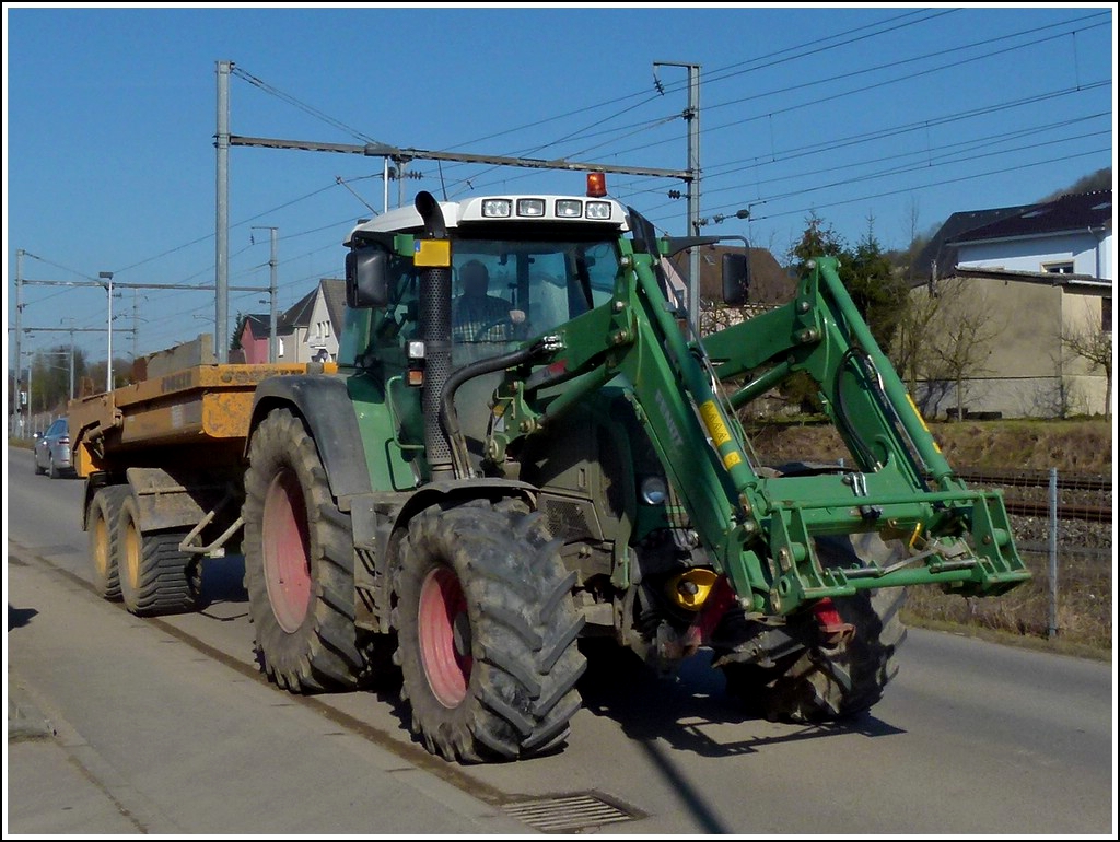 Fendt Traktor mit ein Kippanhnger unterwegs. 01.03.2012