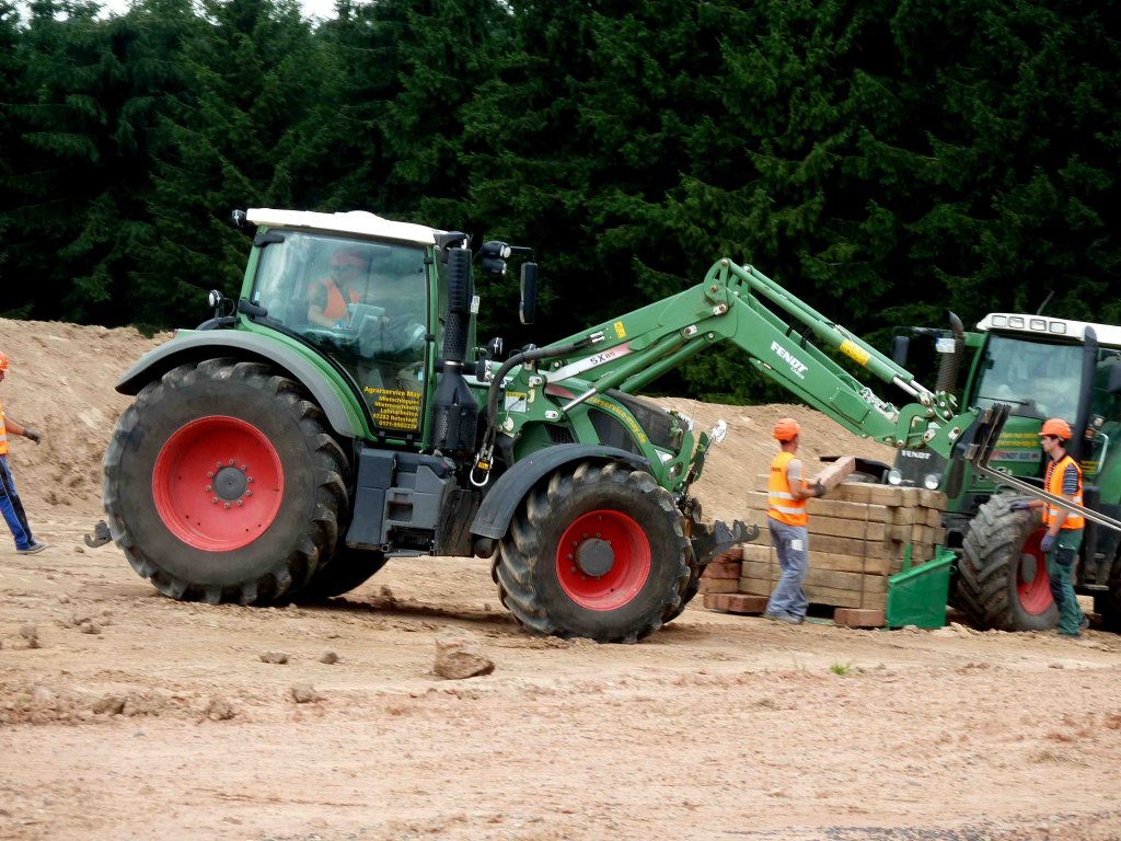 Fendt Vario bei Vorbereitungsarbeiten für die MIDAL-Gasleitung in der Gemarkung von 36100 Petersberg-Marbach, Juli 2013