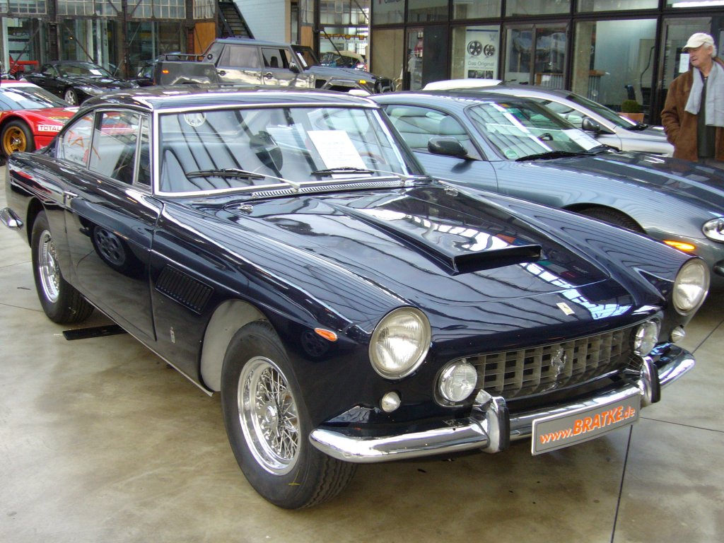 Ferrari 250 GTE. 1960 - 1963. Der 250 GTE war das erste viersitzige Ferrarimodell. Der 2.951 cm groe V12-motor leistet ca. 240 PS und verleiht diesem schnittigen Coupe zu einer Hchstgeschwindigkeit von 230 km/h. Es wurden 950 Exemplare dieses Modelles gebaut. Meilenwerk Dsseldorf 06.03.2011.