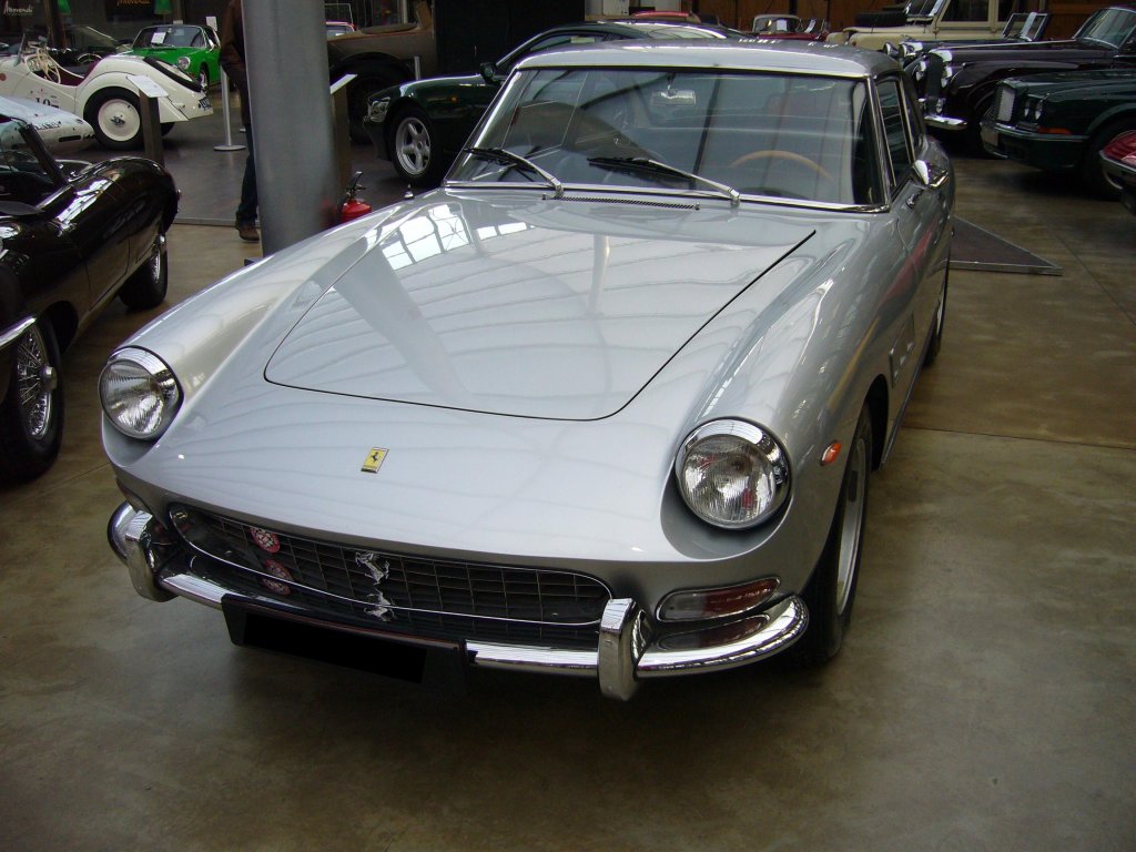 Ferrari 330 GTC. 1966 - 1968. Das Coupemodell 330 wurde 1963 vorgestellt und ging ab 1964 in Serie. Der GTC wurde 1966 vorgestellt. Es wurden ca. 600 Limousinen- und 100 Spiderfahrzeuge produziert. Der V12-motor leistet 300 PS aus 3.967 cm Hubraum. Classic Remise Dsseldorf am 26.01.2013.