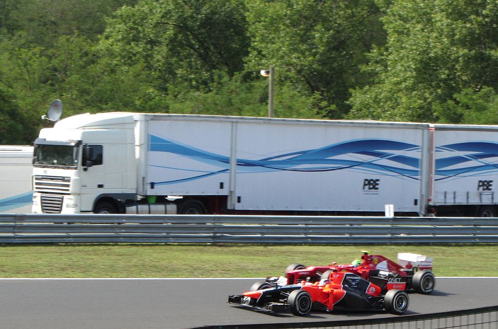 Ferrari berholt Marussia auf dem F-1 Rennen am 29.07.2012 (Hungaroring).