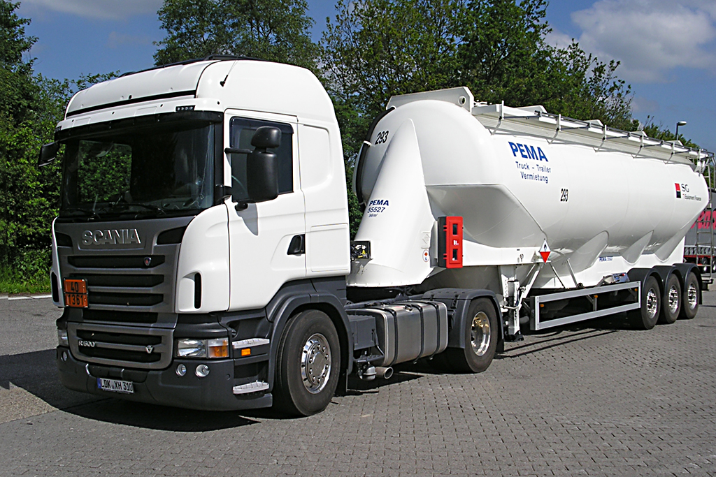 ..Feststoff-Gefahrgut hat der SCANIA R 500 in seinem Kesselauflieger ( Gru an den freundlichen Fahrer, der auch gleichzeitig der Eigner ist)