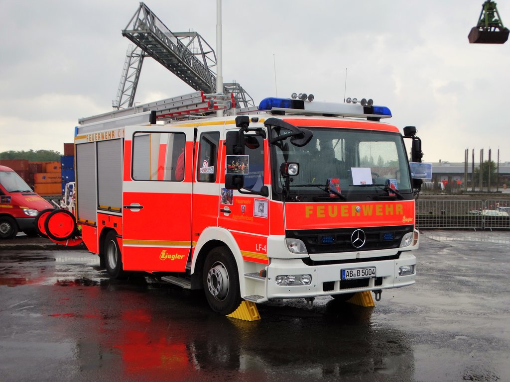 Feuerwehr Aschaffenburg Mercedes Benz Atego LF4 (Florian Aschaffenburg 4/40/1) am 24.09.17 beim Hafenfest im Bayernhafen Aschaffenburg