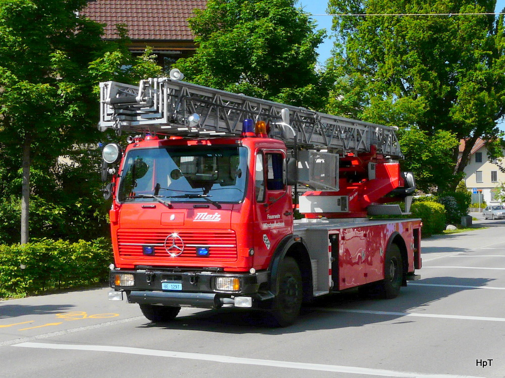 Feuerwehr Mnschenbuchsee  - Mercedes mit Drehleiter unterwegs in Schnbhl am 22.05.2010