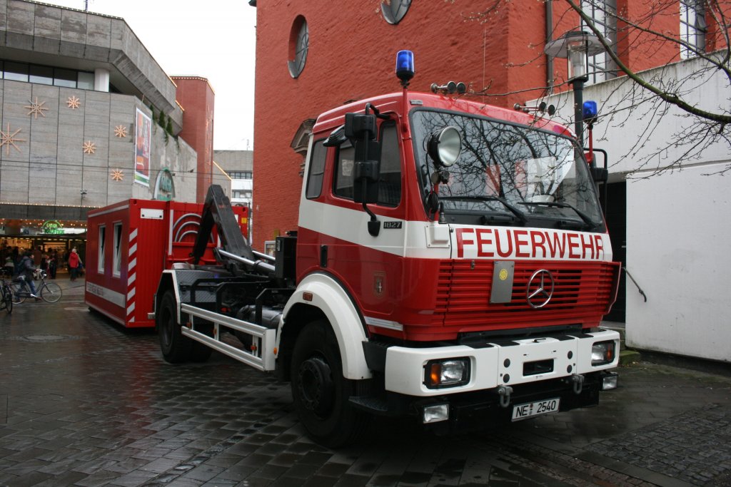 Feuerwehr Neuss
NE 2540
WLF
Aufgenomen in der Fugngerzone in Neuss am 28.11.2009.