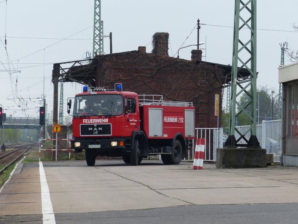 Feuerwehreinsatz in Guben - allerdings geplant und ohne Gefahr. Das Fahrzeug mit dem Kennzeichen SPN-N 759 bringt Wasser fr die Dampflok 52 8177-9, die sich auf der Fahrt von Berlin nach Wolsztyn befindet. 27.4.2013