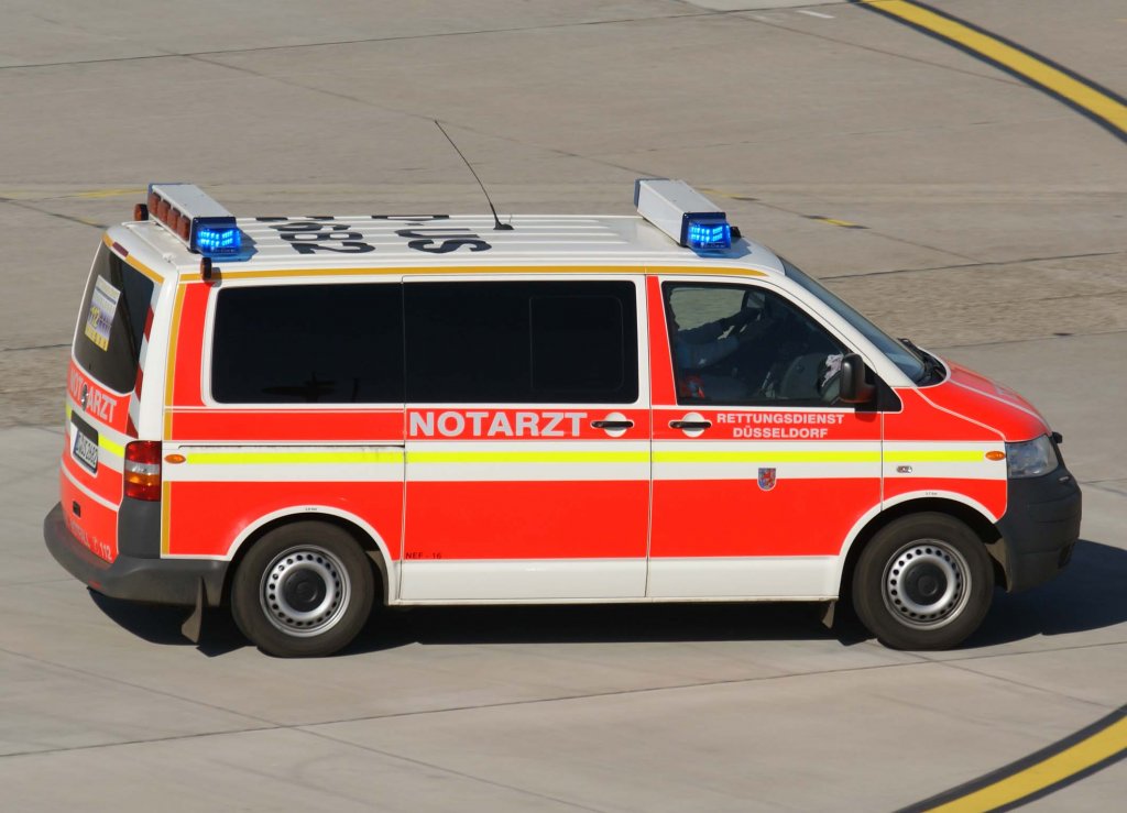 Feuerwehrfahrzeug ~  Notarzt  (D-US 2682), EDDL-DUS, Dsseldorf, 03.03.2010, Germany 

