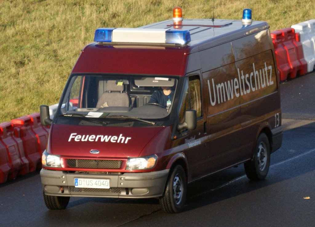 Feuerwehrfahrzeug  13  ~  Umweltschutz  (D-US 4040), EDDL-DUS, Dsseldorf, 14.11.2009, Germany 

