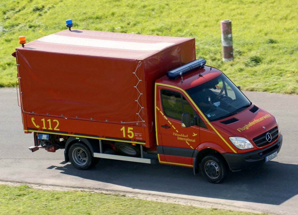 Feuerwehrfahrzeug  15  (D-US 268), EDDL-DUS, Dsseldorf, 22.09.2010, Germany 

