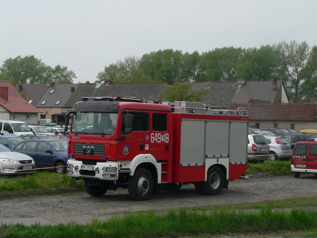 Feuerwehrfahrzeug der Ochotnicza Straż Pożarna (OSP) in Kębłowo. Es handelt sich um einen MAN TGM 13.280, der von der Firma Stolarczyk ausgerstet wurde. http://www.stolarczyk.pl/deu/start.html
Wolsztyn, 1.5.2010