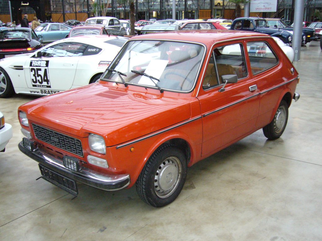 Fiat 127 Special. 1974 - 1977. Der 127 kann als Vorreiter des Kompaktwagens angesehen werden. Er wurde ab September 1971 in Deutschland verkauft. Ab 1972 war er auch mit der groen Heckklappe zu haben. Ab dem Jahr 1974 wurde der Special mit reichhaltiger Ausstattung auf den Markt gebracht. Dsseldorfer Meilenwerk 09.01.2011.
