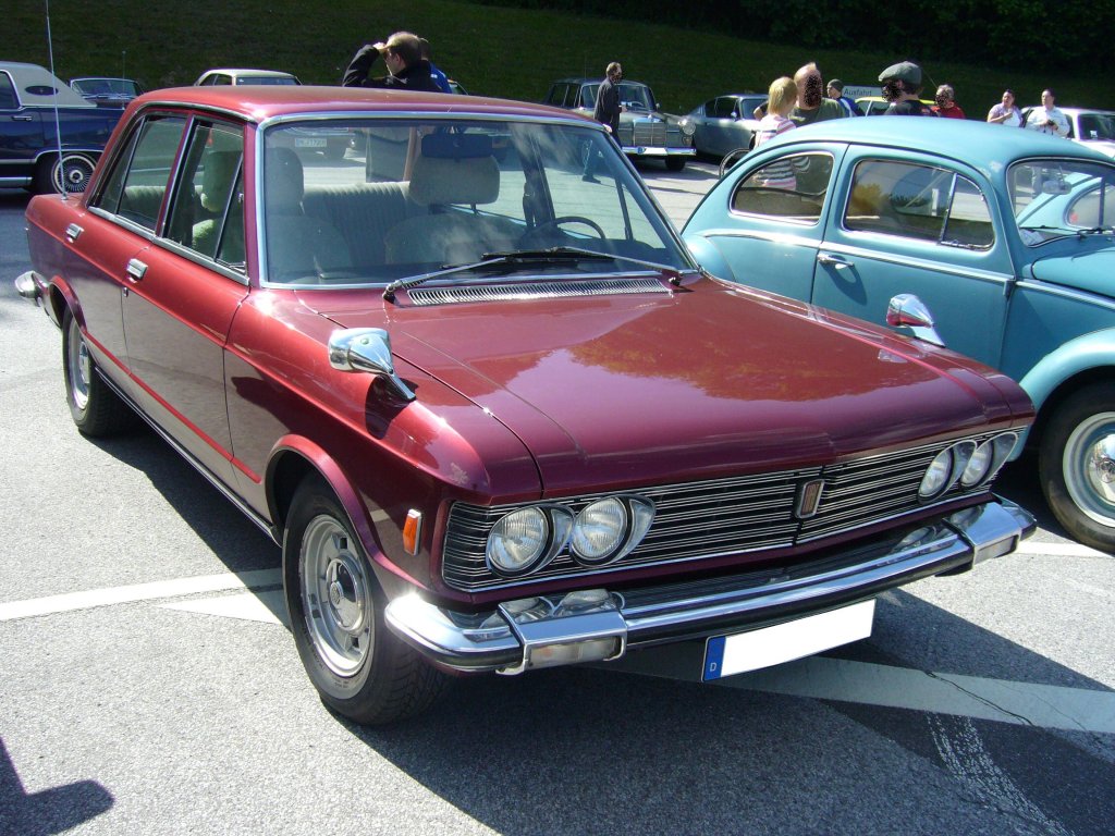 Fiat 130 Limousine. 1968 - 1977. Die Motorisierung des ber-Fiat besorgte Anfangs ein V6-motor mit 2.9l Hubraum und 140 PS. Spter wurde der Motor auf 3.2l aufgebohrt und die Leistung stieg auf 165 PS. Oldtimertreffen beim TV Wuppertal am 10.06.2012.