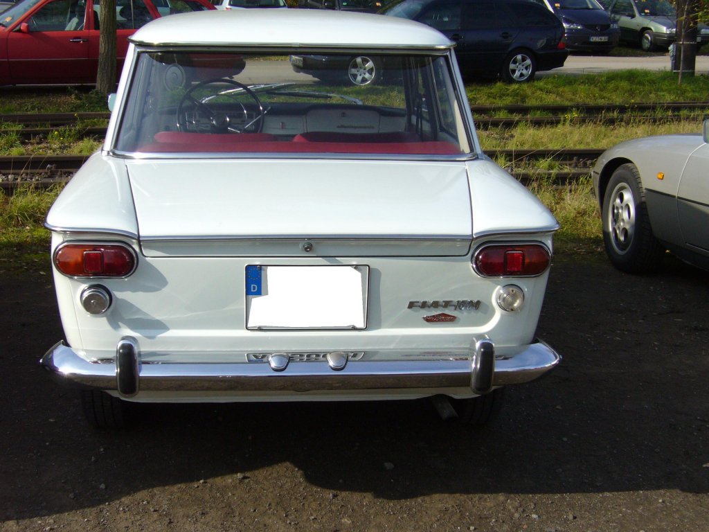 Fiat 1500. 1961 - 1967. Der 1500´er der auch einen kleinen identischen 1300´er Bruder hatte, war insbesondere in Sdeuropa sehr erfolgreich. Es gab Lizenzproduktionen bei Seat in Spanien, Zastava in Yugoslawien und in Argentinien. Der 1.481 cm Motor leistete 72 PS. Besucherparkplatz der Historicar am 18.10.2008.