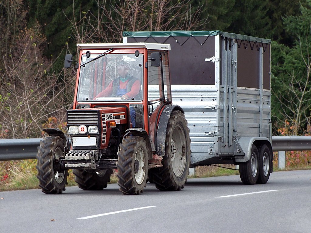 FIAT 35-66DT eilt mit einem kleinen Anhnger seinem Ziel entgegen;101106