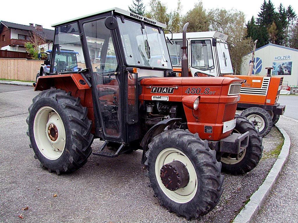 FIAT 480-8DT steht bei einem Landmaschinenhndler zum Verkauf bereit;101023