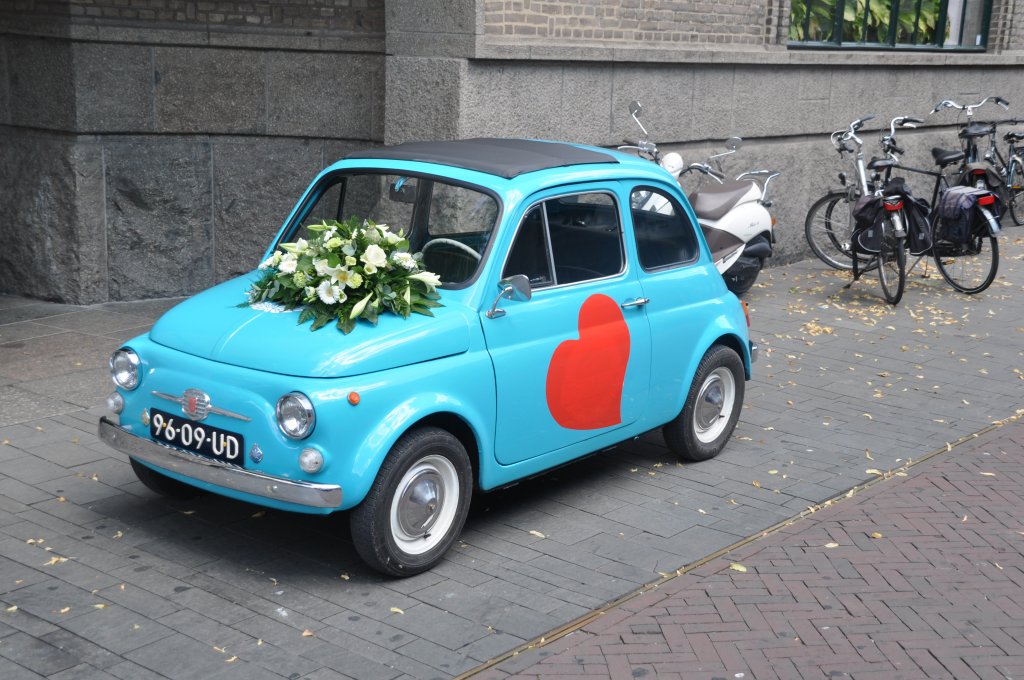 Fiat 500 als Hochzeitskutsche vor dem Rathaus (Enschede/Niederlande, 23.07.2010)