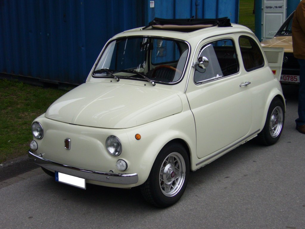 Fiat 500 F. 1965 - 1972. Der abgelichtete Cinquecento ist mit ein paar sportlichen Features ausgestattet. Oldtimertreffen Kokerei Zollverein 03.07.2011.