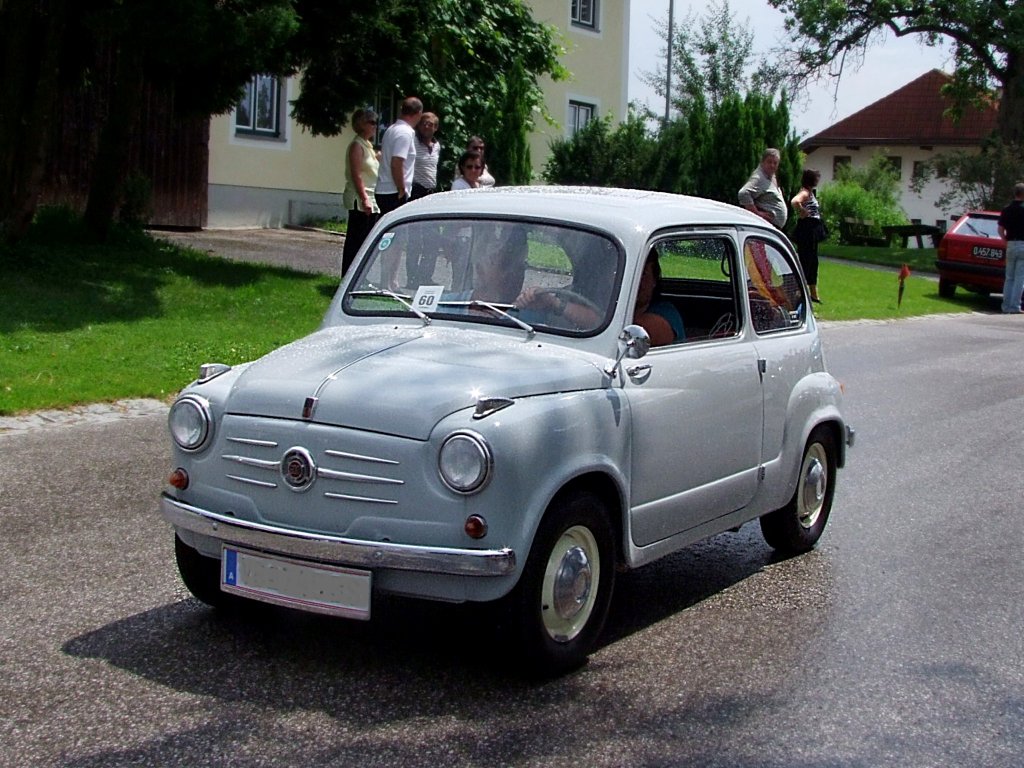 FIAT-500 nimmt mit Startnummer60 an der Oldtimerrundfahrt in Neukirchen/Vckla teil;090705