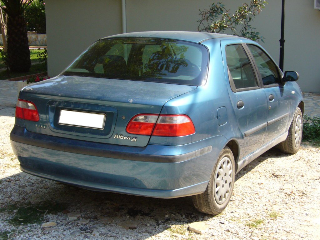 Fiat Albea. Der Albea ist ein Modell, das Fiat fr den sdosteuropischen Markt in der Trkei produzieren lsst. Hier wurde ein Modell (2G) der Baujahre 2002 - 2004 abgelichtet. Roda/Corfu am 20.08.2011.
