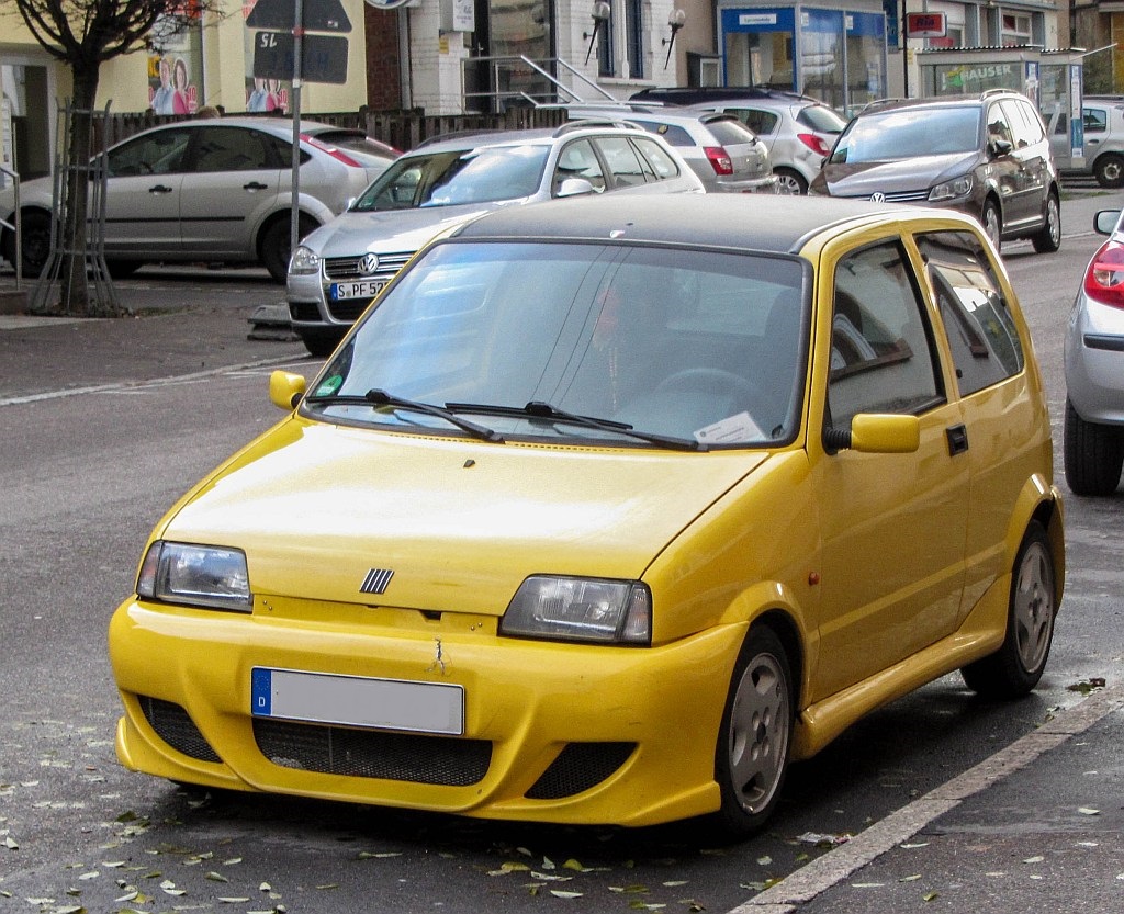Fiat Cinquechento -kleines Auto mit groem Spoiler. Aufnahme: 11.30.2012