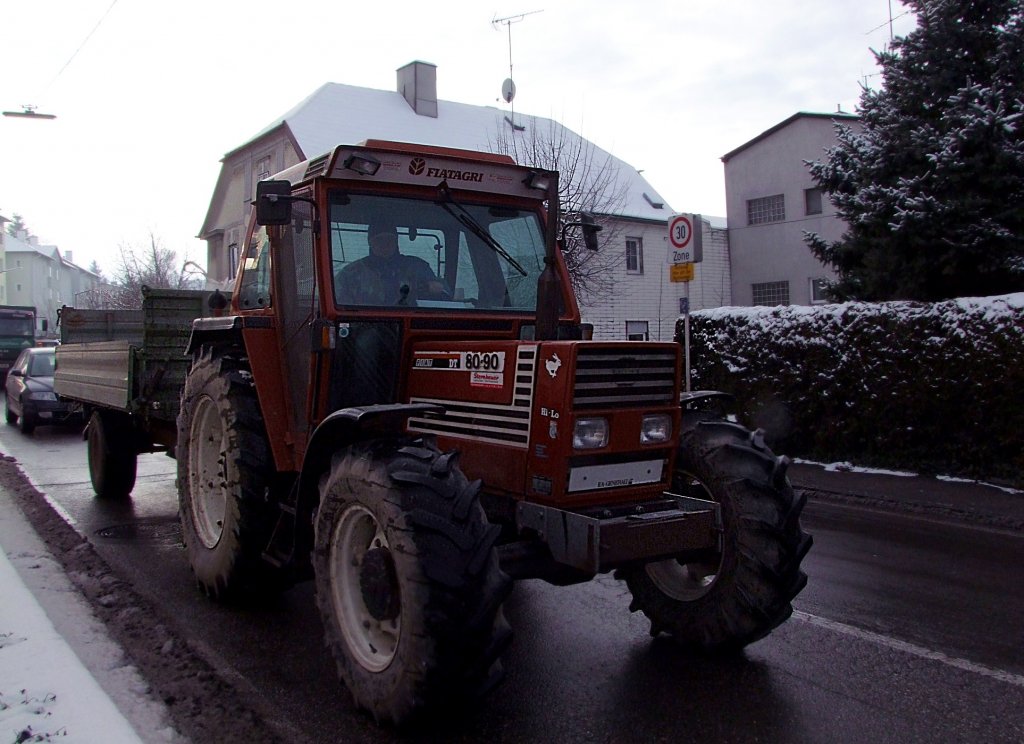 FIAT DT80-90 begibt sich mit seinem Einachsanhnger ins Stadtzentrum von Ried i.I.;091221