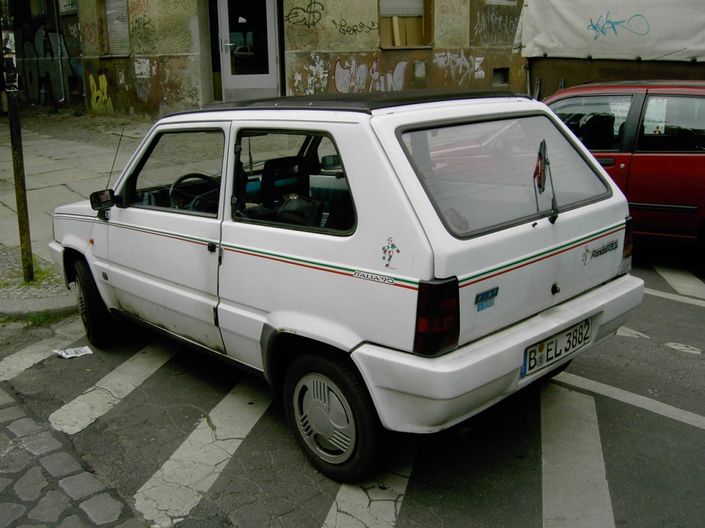 Fiat Panda 750L WM-1990 Sondermodell Italia´90, super selten zu finden und weckt Erinnerungen an eine Klasse Weltmeisterschaft!!!...gesehen, 07/2006 in Berlin.