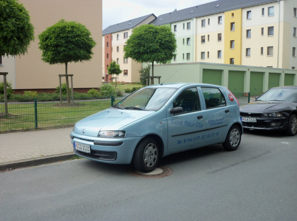 Fiat Punto, mit Werbung fr Kisok  Peter Due  am 20.06.2010, in der Goethestrae/Lehrte.