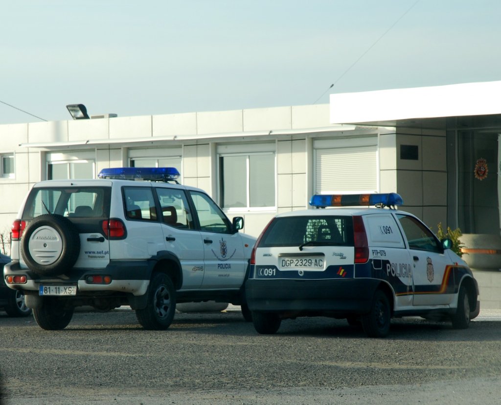 Fiat Punto der spanischen Policía Nacional und Nissan Terrano des portugiesischen SEF, was so etwas wie einer Grenzpolizei entspricht; die Fahrzeuge befinden sich auf portugiesischem Territorium / gesehen am Grenzübergang zwischen Ayamonte (Provinz Huelva/Spanien) und Castro Marim (Distrikt Faro/Portugal), 07.01.2007