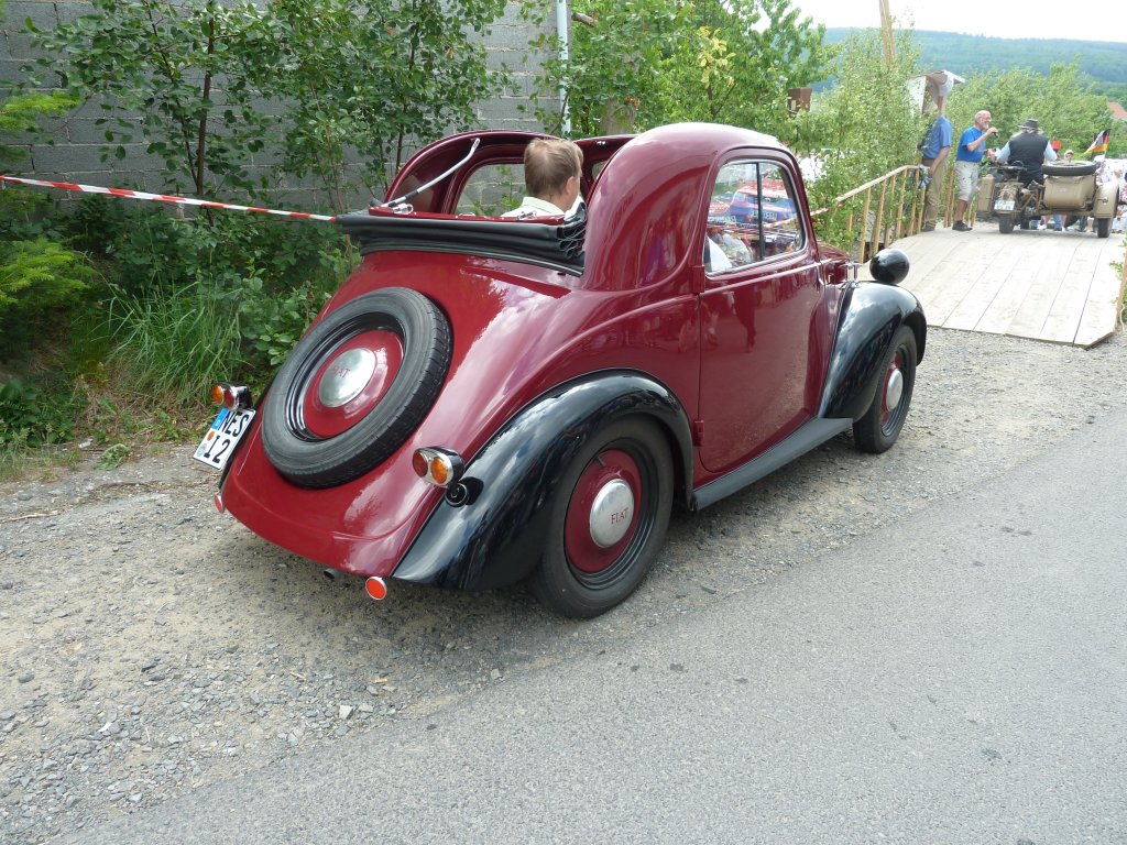 Fiat Topolino rollt zur Prsentationsrampe anl. der Oldtimerausstellung von MBEL-PUNKT THALAU am 22.05.2011 