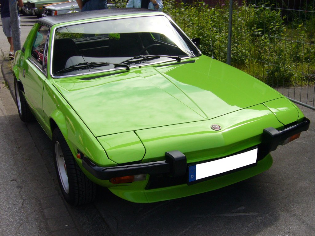 Fiat X 1/9. 1972 - 1988. Der X 1/9 basierte auf dem Fiat 128, war aber mit einem Mittelmotor bestckt. Hier wurde ein X 1/9 der ersten = A Serie, versehen mit dem 1.3l Motor mit 73 PS abgelichtet. Die Lackierung des Wagens nennt sich 329/mittelgrn. Oldtimertreffen Kokerei Zollverein am 01.07.2012.