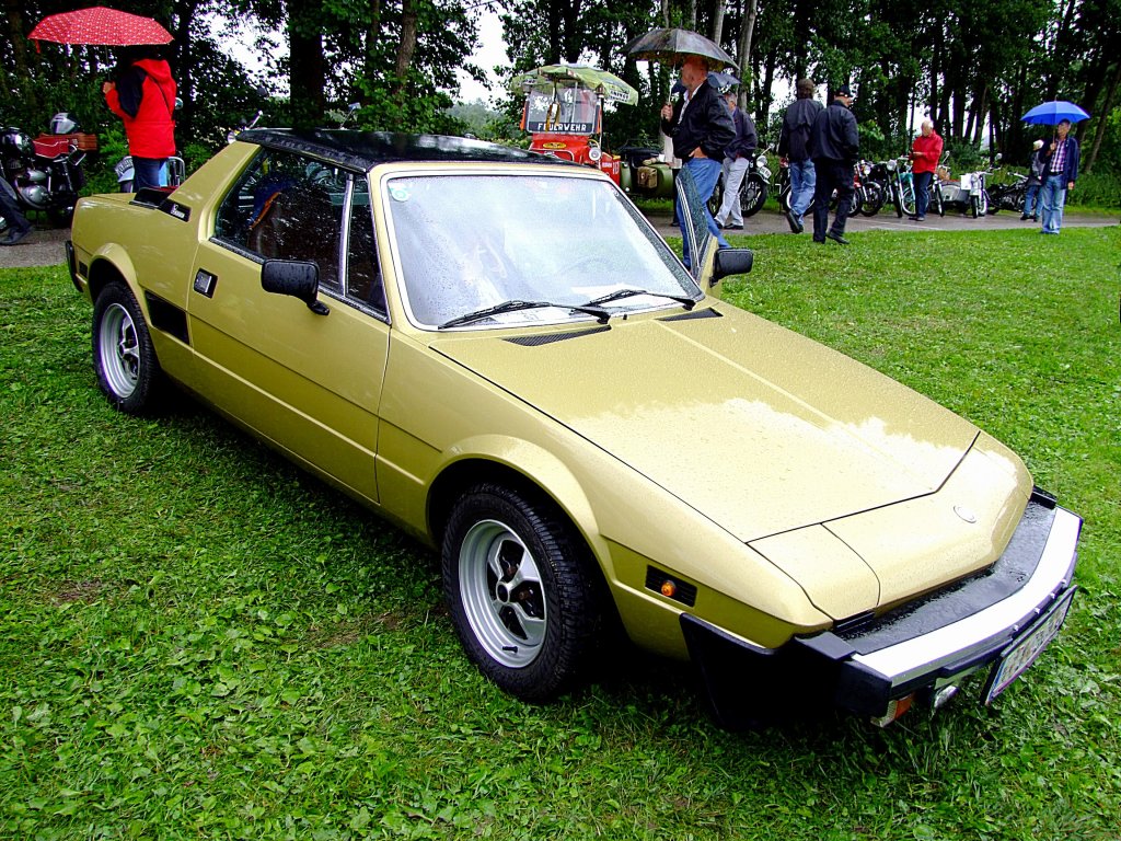 FIAT-X1/9; Baujahr 1978 nimmt trotz regnerischer Witterung bei der Wadholz-Classic-2012 teil; 120715
