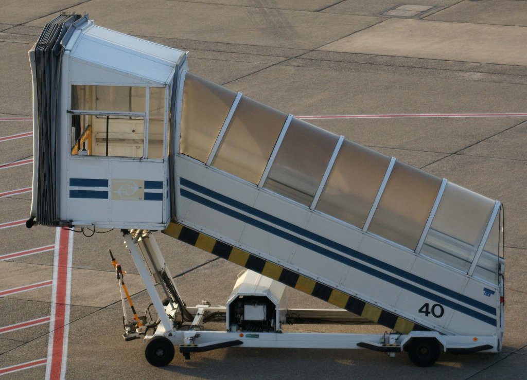 Fluggasttreppe  40 , EDDL-DUS, Dsseldorf, 21.11.2010, Germany 

