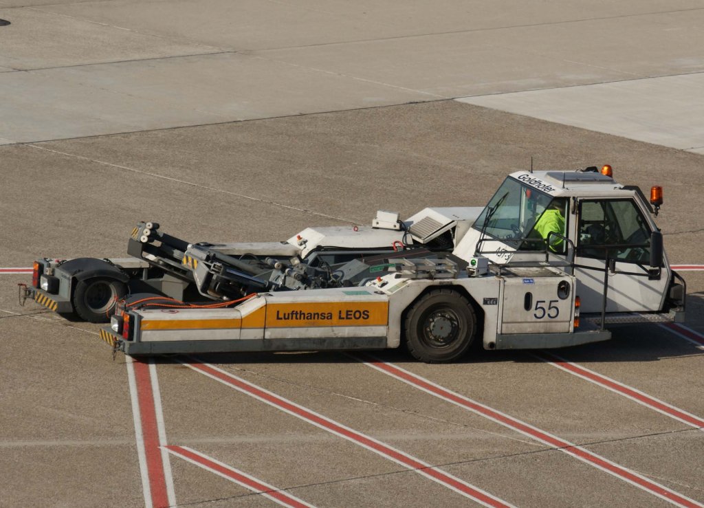 Flugzeugschlepper  55  = Goldhofer AST-3, Lufthansa-LEOS, EDDL-DUS, Dsseldorf, 03.03.2010, Germany 
