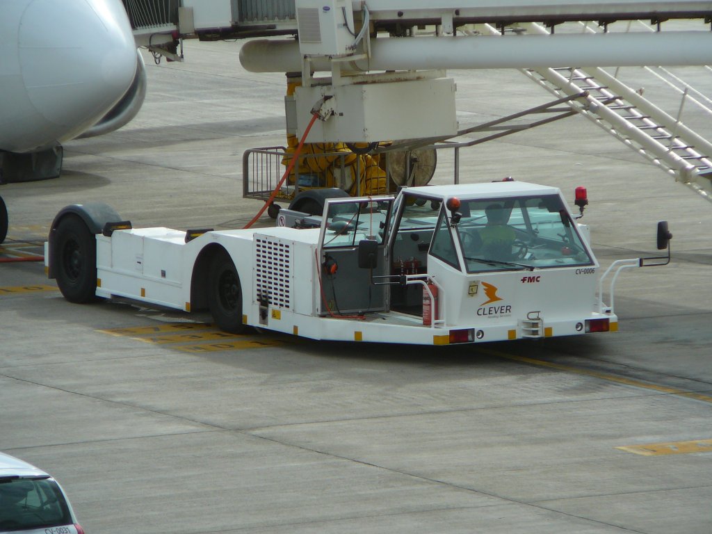 Flugzeugschlepper des Airport von Arrecife/lanzarote steht auf dem Vorfeld im Januar 2010