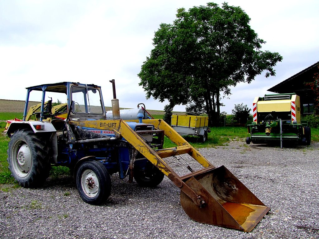 FORD-3000; 48PS; Baujahr1970; steht samt Frontschaufel bei einem Landmaschinehndler zum Verkauf bereit;110731