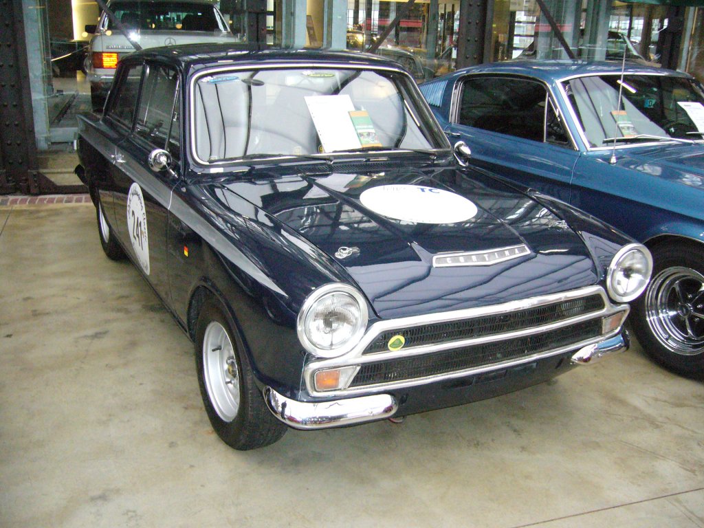 Ford Cortina MKI GT. Der Cortina wurde von Ford (GB) als Weltauto konzipiert und wurde 1962 vorgestellt. Lieferbar war er mit einem 1.2l und einem 1.5l 4-Zylinderreihenmotor. Die Sportmodelle GT und insbesondere der von Colin Chapman (Lotus) konstruierte Lotus-Cortina, waren Anfang der 1960´er Jahre häufige Sieger bei europäischen Tourenwagen Rennen. Classic Remise Düsseldorf am 05.01.2013.