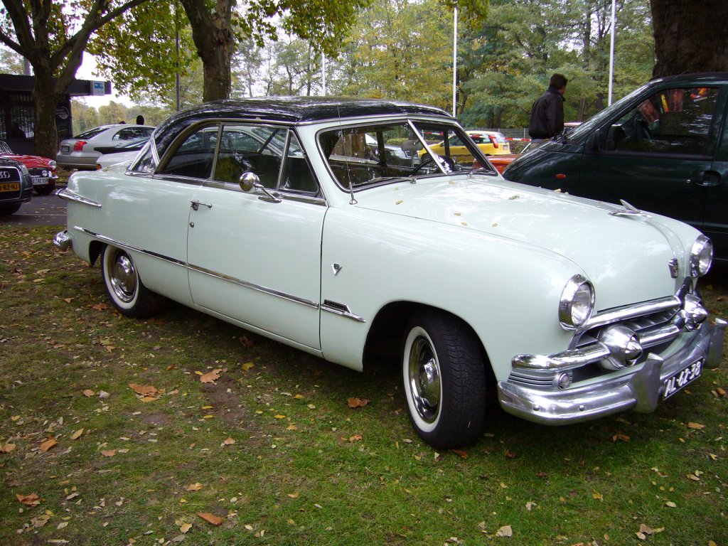 Ford Custom de Luxe Sedan, Baujahr 1951 auf dem Besucherparplatz der Historicar Duisburg/Oktober 2007