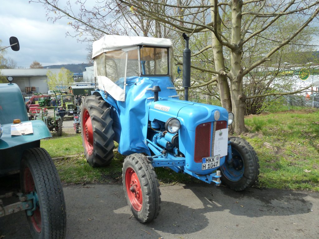 Ford Dexta steht bei der Oldtimerausstellung der Traktor-Oldtimer-Freunde Wiershausen, April 2012