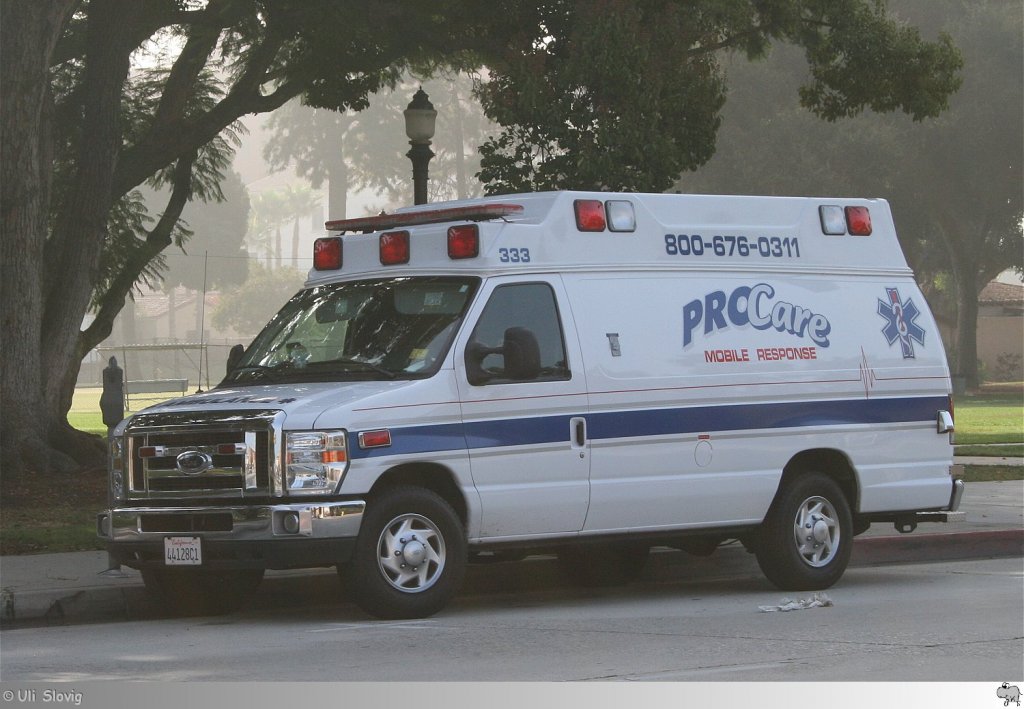 Ford E-Series Ambulance-Fahrzeug  ProCare Mobile Response . Aufgenommen am 28. September 2011 in Pasadena, Kalifornien / USA.