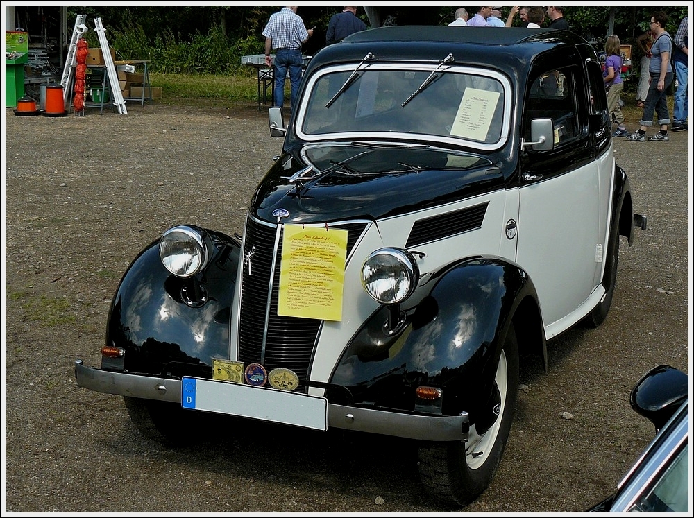 Ford Eifel, BJ 1938, 1157 ccm, 34 PS, max 90 Km/h, aufgenommen beim Oldtimertreffen in Prüm am 01.08.2010.