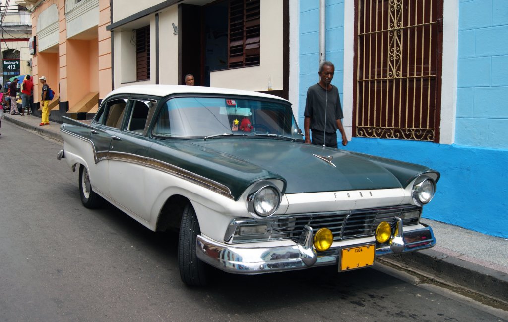 Ford Fairlane aus den 50er Jahren in der Nhe von Santiago de Cuba. Die Aufnahme stammt vom 11.07.2013.