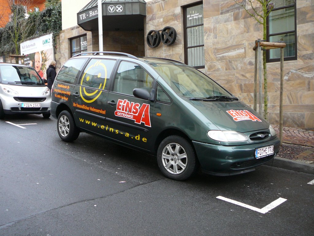 Ford Galaxy vom 1a-Getrnkemarkt steht in Hnfeld im Januar 2010