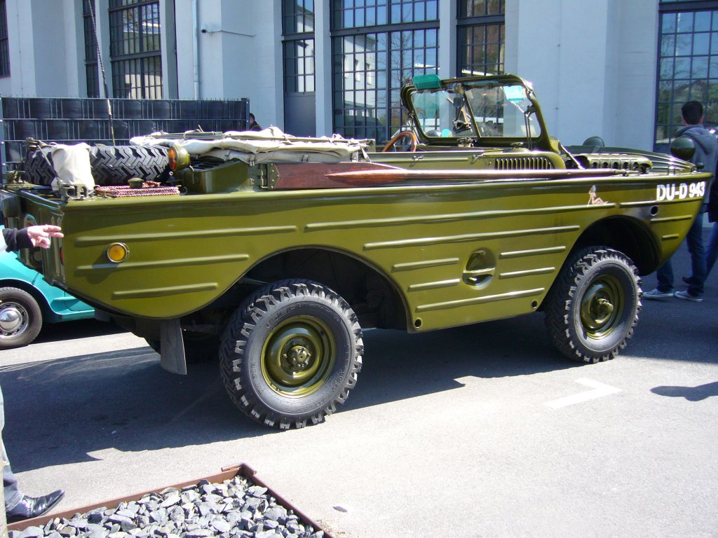 Ford GPA G504 4x4 0.25to Amphibienfahrzeug. 1942 - 1943. Von diesem leichten, fnfsitzigen Amphibienfahrzeug wurden ca. 12.700 Stck produziert. Gut 25% der Produktion sollen an die Rote Armee geliefert worden sein. Angetrieben wurden die Rder und die Schrauben von einem 2.2l 4-Zylinderreihenmotor, der ca. 60 PS leistete. Besucherparkplatz des Dsseldorfer Meilenwerk 18.04.2010