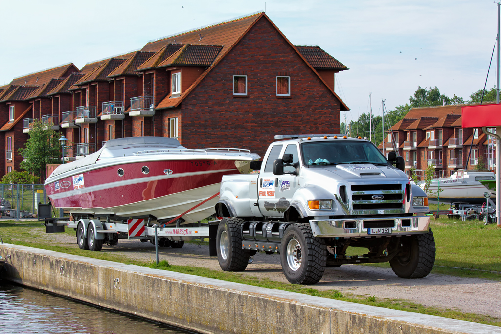 Ford mit Bootstrailer in der Ueckermnder Lagunenstadt abgestellt. - 27.05.2013