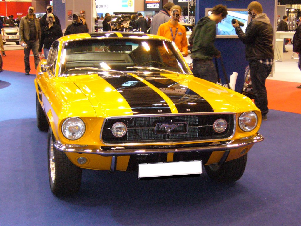 Ford Mustang 1 Fastback des Jahrganges 1968. In den Produktionsjahren 1967 & 1968 waren fünf Motorisierungen für den Mustang lieferbar. Lieferbar war ein 6-Zylinderreihenmotor mit 3.3l Hubraum, sowie vier V8-motoren mit folgenden Hubräumen: 4,7l, 4,9l, 6,4l und 7.0l. Essen Motor Show am 06.12.2012.