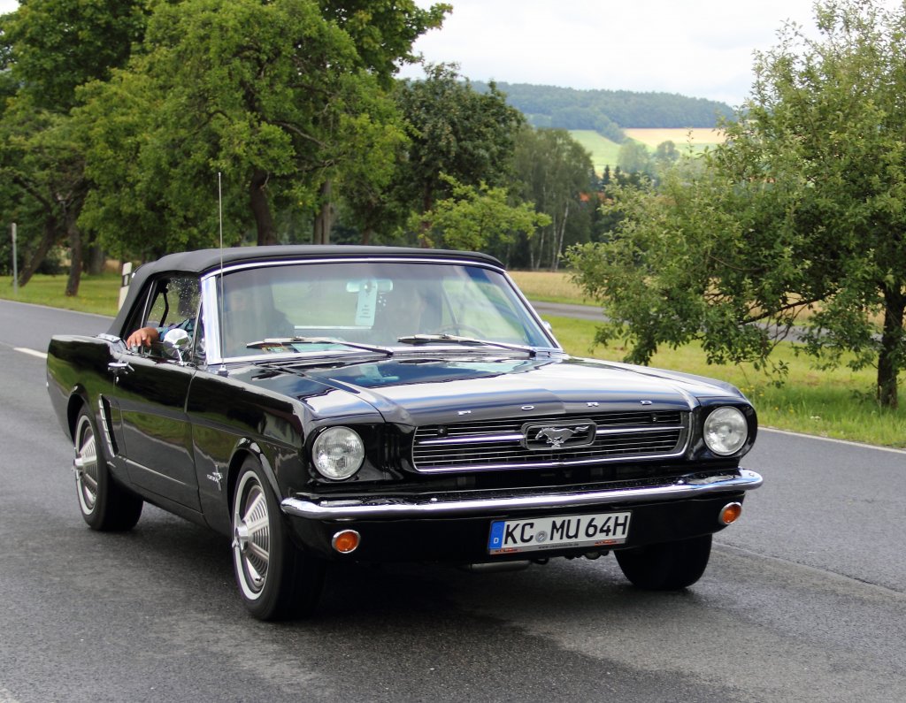 Ford Mustang Cabrio bei Weidhausen am 08.07.2012.