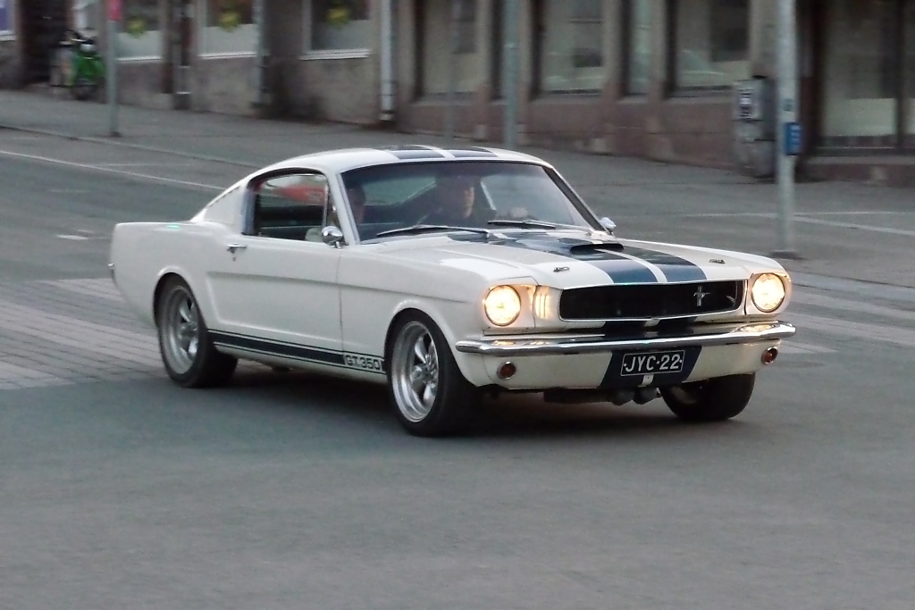 Ford Mustang cruist durch Riihimäki, 28.4.13