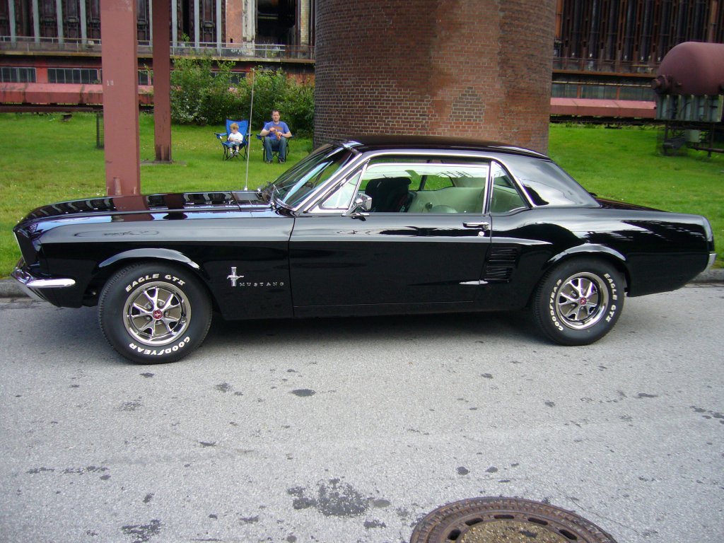 Ford Mustang des Modelljahres 1968 in der Farbe ravenblack. Oldtimertreffen Kokerei Zollverein am 04.09.2011.