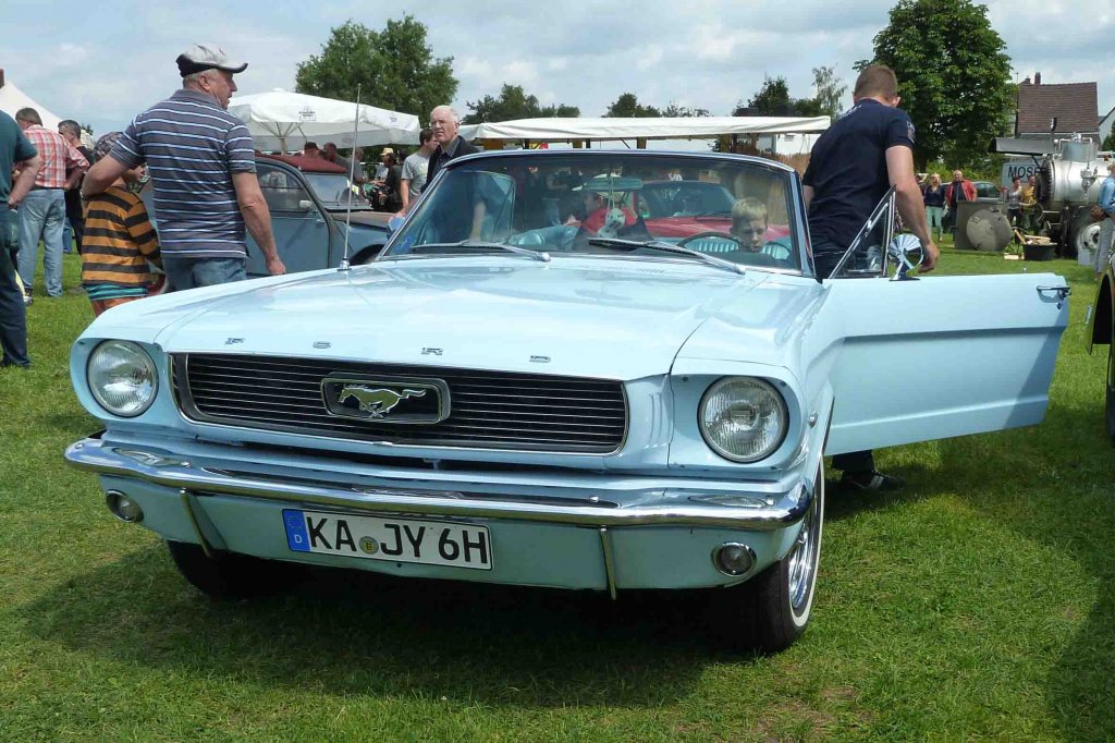 Ford Mustang ist gerade beim Sommerfest in Karlsdorf-Neuthart angekommen, Juni 2013
